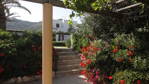 Un sendero que lleva a un edificio con escalones y una estructura de pérgola.