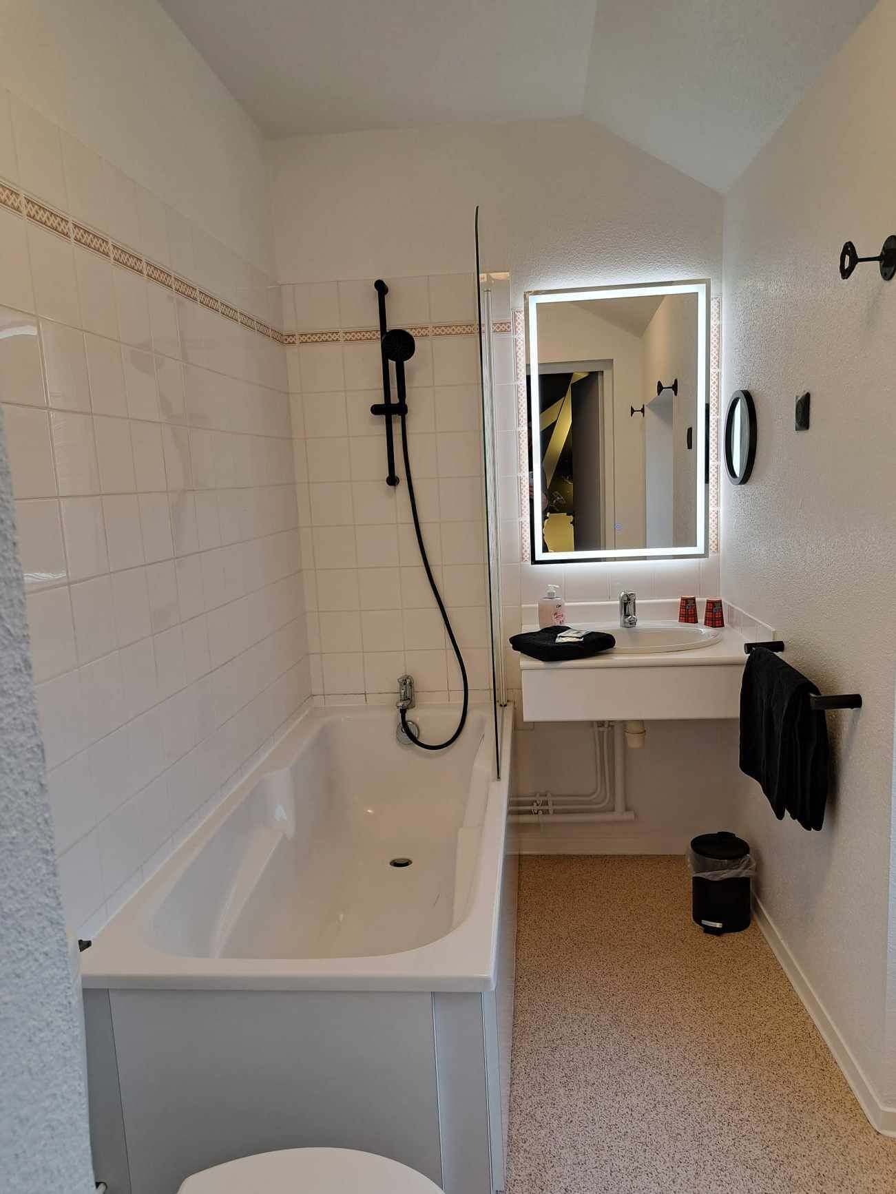 signature room | bathroom