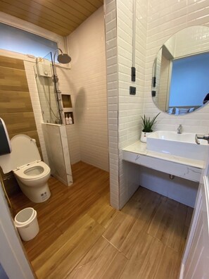 Familiehus | Badeværelse | Bruser, gratis toiletartikler, hårtørrer, håndklæder