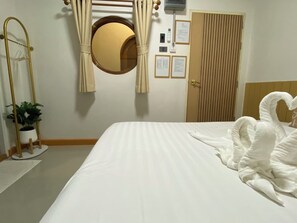 Escritorio, cortinas blackout y wifi gratis 