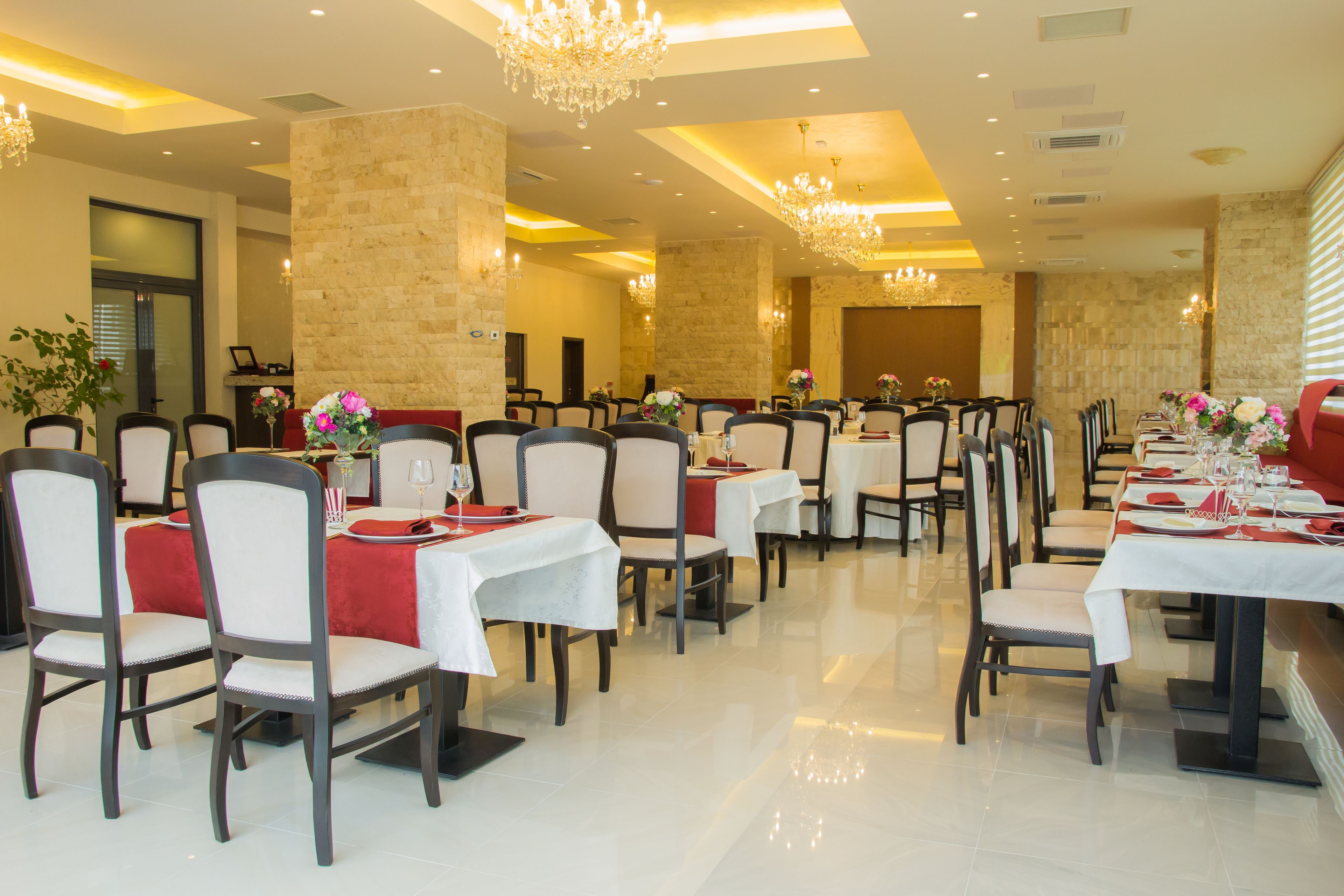 breakfast, lunch, dinner served; international cuisine