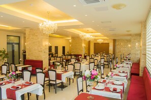 Breakfast, lunch, dinner served; international cuisine  - Salis Hotel and Medical Spa (Turda)