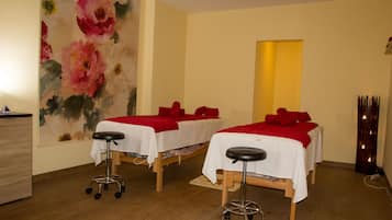 Couples treatment rooms, body treatments, aromatherapy, body wraps