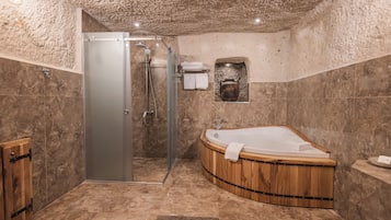 Quarto casal design | Banheiro | Chuveiro, secador de cabelo, chinelos, piso aquecido