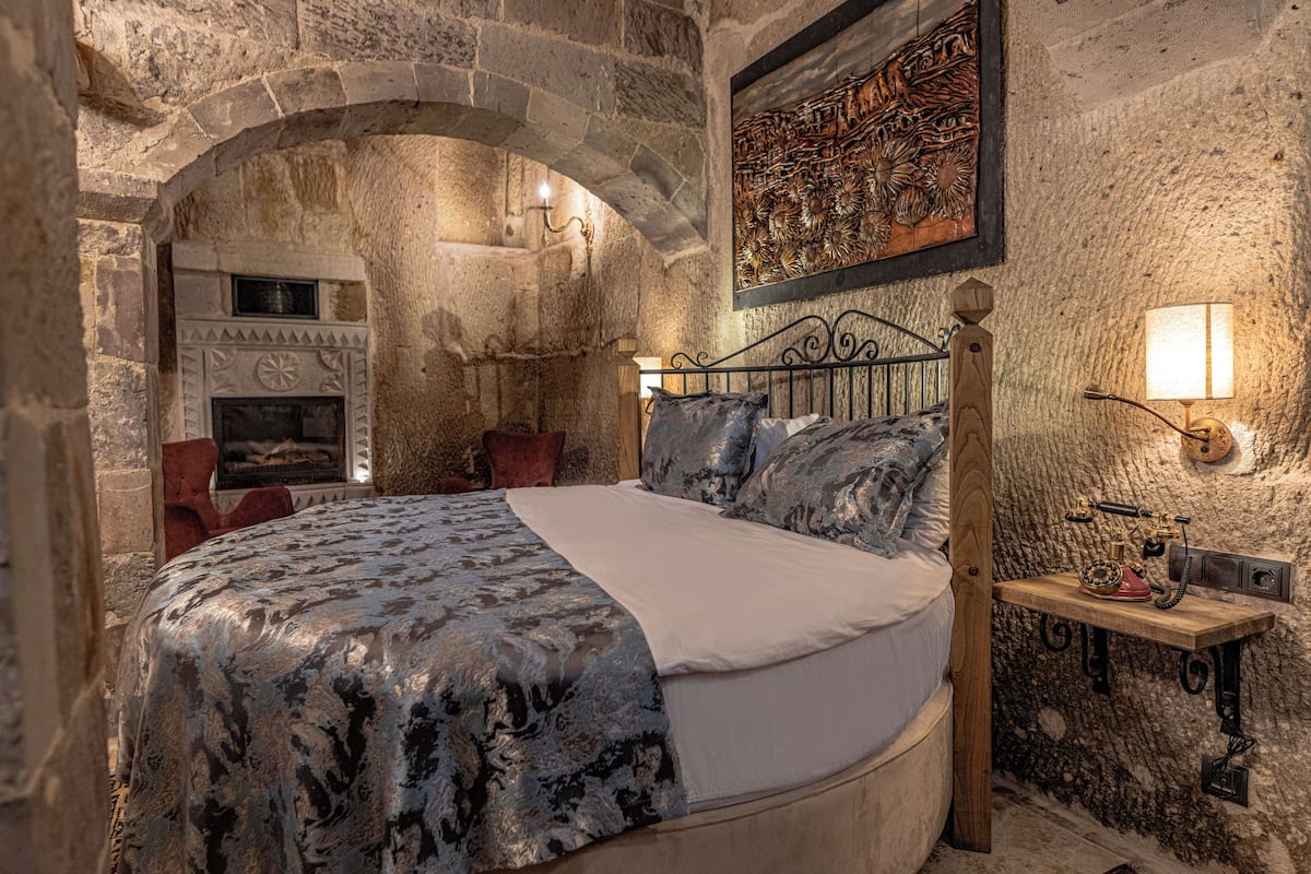 Luxury Double Room | Minibar, in-room safe, individually decorated, individually furnished