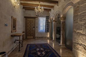 Minibar, caja de seguridad en la habitación y decoración personalizada