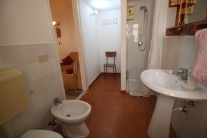 公寓, 1 间卧室, 简易厨房 | 浴室 | 淋浴设施、免费洗浴用品、吹风机、毛巾