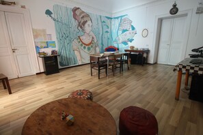 Dortoir Partagé, dortoir mixte, salle de bains commune | Coin séjour