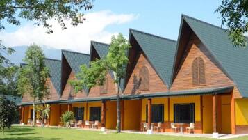 Deluxe Quadruple Room | Desk, soundproofing, free WiFi, bed sheets