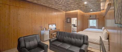 Desk, soundproofing, free WiFi, bed sheets