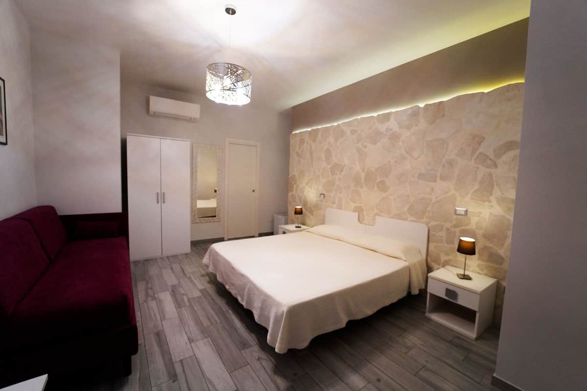 Deluxe tweepersoonskamer | Luxe beddengoed, bedden met traagschuimmatras, een minibar, een bureau