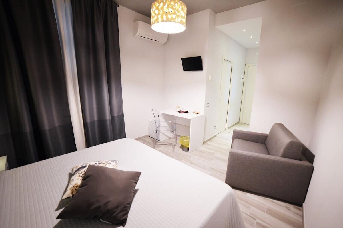 Comfort tweepersoonskamer | Luxe beddengoed, bedden met traagschuimmatras, een minibar, een bureau