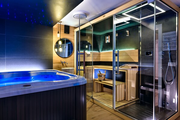 雙人療程室、三溫暖烤箱、浴缸、蒸氣室