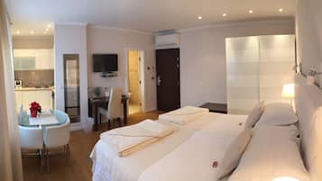 Deluxe Studio, 1 King Bed, Ensuite | 1 bedroom, premium bedding, down comforters, memory foam beds