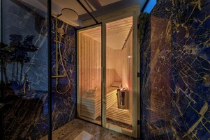 Behandelingskamers voor koppels, een sauna, een bubbelbad, een stoombad
