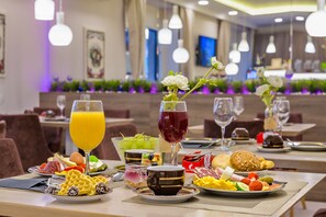Café da manhã com buffet grátis todos os dias