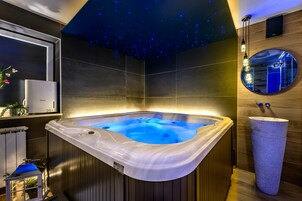 Behandelingskamers voor koppels, een sauna, een bubbelbad, een stoombad