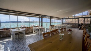 供应午餐和晚餐