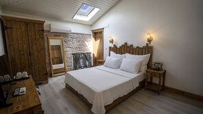 Deluxe tweepersoonskamer | Een kluis op de kamer, een bureau, geluiddichte muren, gratis wifi