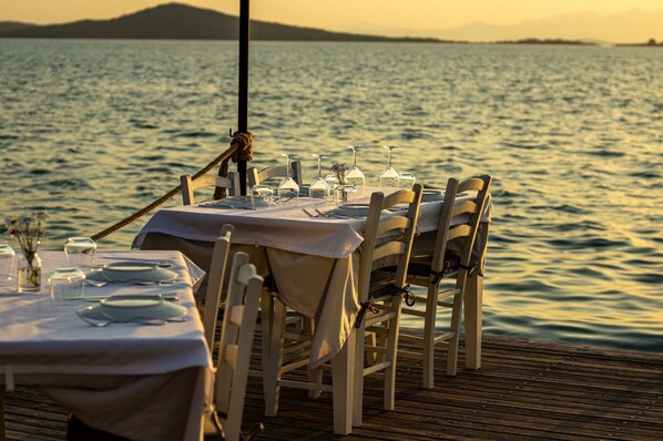 供应午餐和晚餐