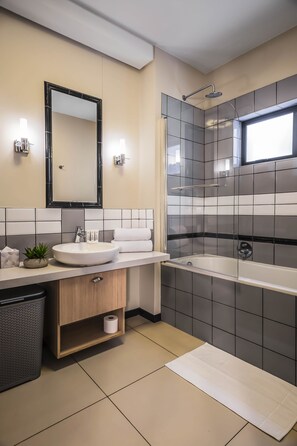 Signature-Apartment, 1 Schlafzimmer, Nichtraucher, Küche | Badezimmer | Badewanne und Dusche (separat), Designer-Toilettenartikel, Haartrockner