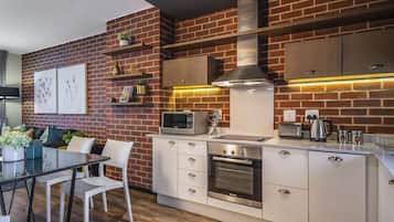 Apartamento, 2 habitaciones, accesible para personas con discapacidad, no fumadores | Cocina privada | Frigorífico, microondas, horno y placa de cocina