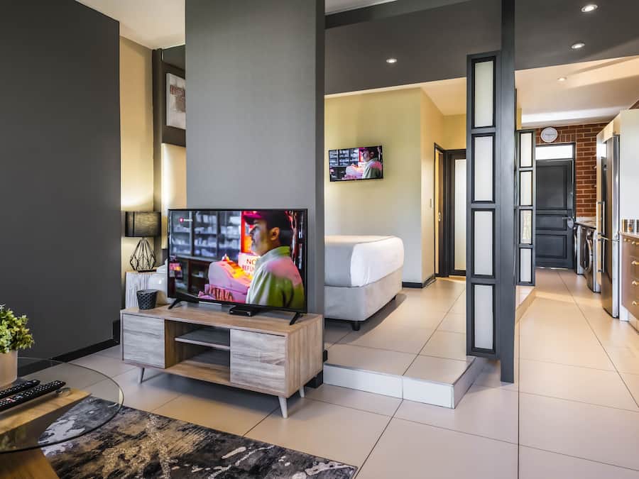 Signature Apartment, 1 Bedroom, Non Smoking, Kitchen | Private kitchen | Fridge, microwave, oven, stovetop