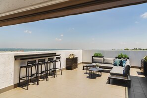 Penthouse Eksklusif, 3 kamar tidur, Bebas Asap Rokok, pemandangan kota | Teras/patio