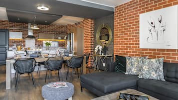 Three Bedroom Two Bathroom Apartment | In-room dining