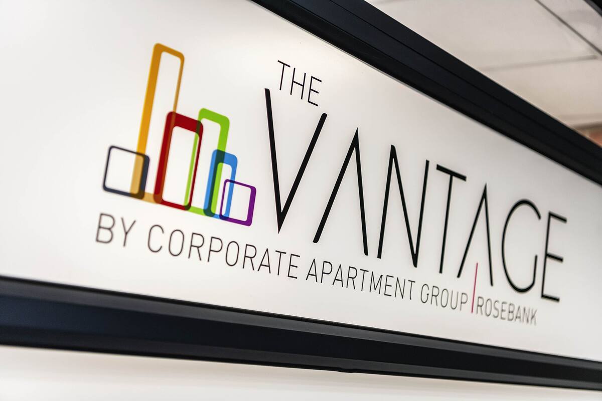 Een bord met de tekst 'THE VANTAGE BY CORPORATE APARTMENT GROUP ROSEBANK'.