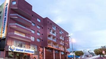 Fachada da propriedade à noite