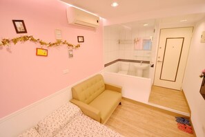 スタンダード ダブルルーム | 客室ごとに異なる装飾、デスク、可動式ベッド、WiFi (無料)