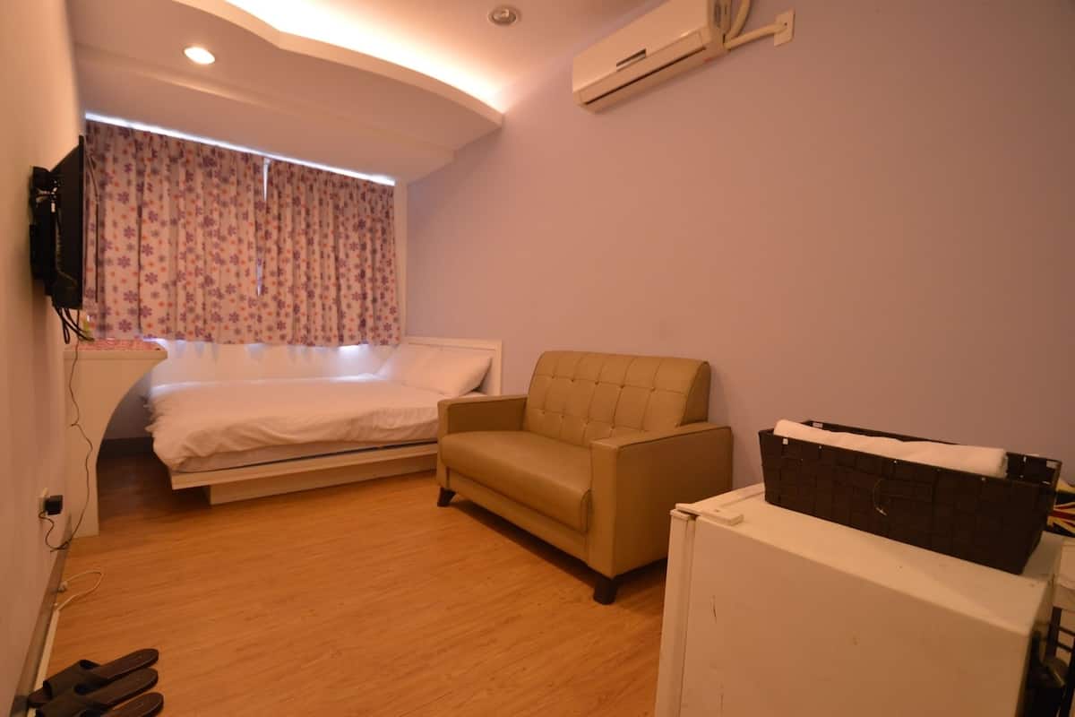 Ayrı ayrı dekore edilmiş, masa, portatif/ilave yatak