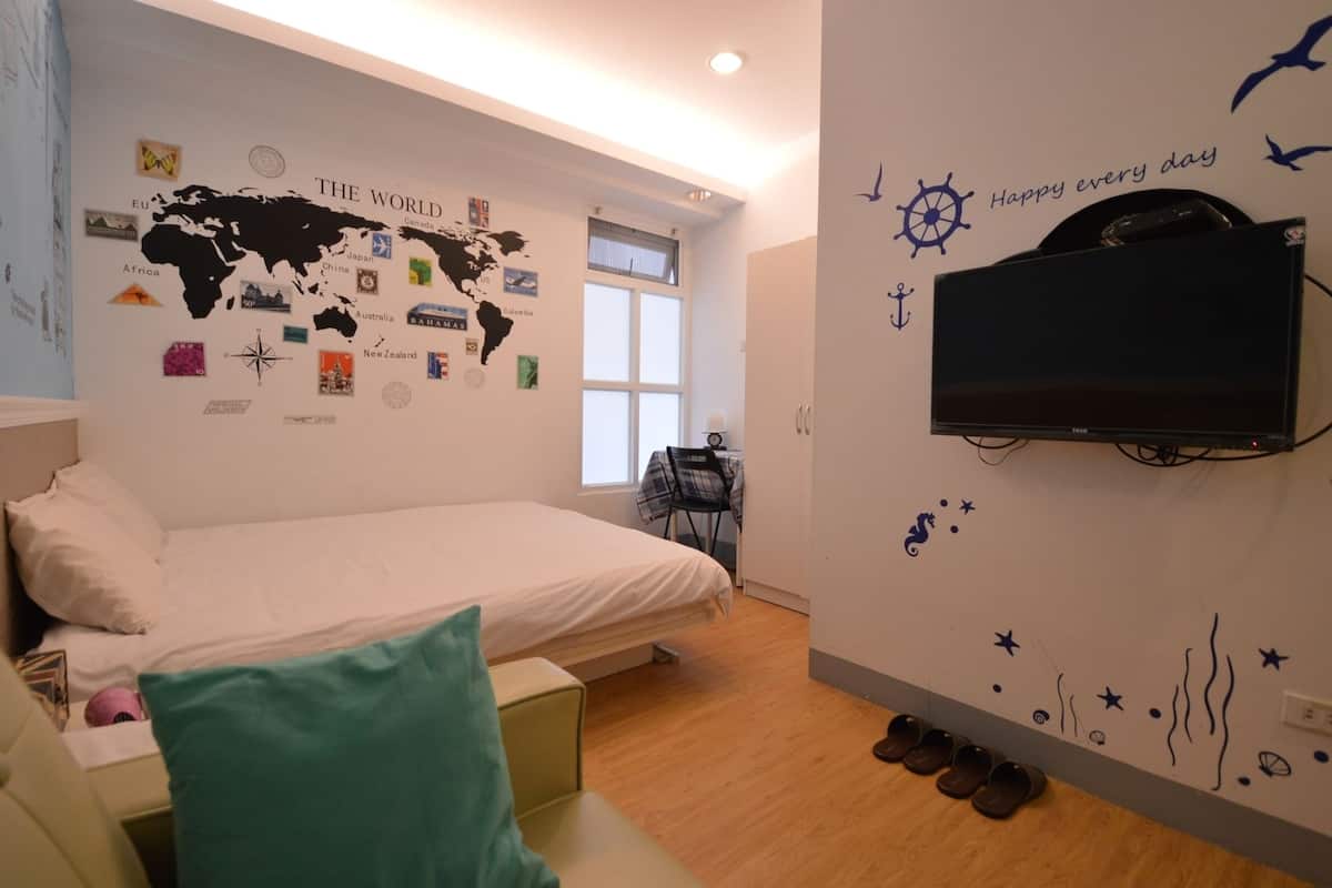 Ayrı ayrı dekore edilmiş, masa, portatif/ilave yatak