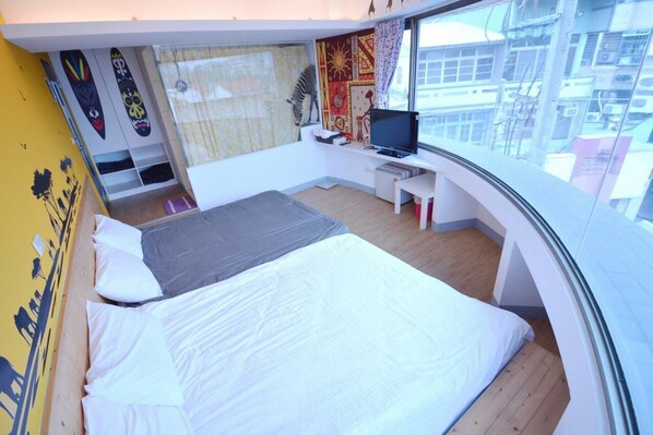 スタンダード 4 人部屋 ダブルベッド 2 台 | 客室ごとに�異なる装飾、デスク、可動式ベッド、WiFi (無料)