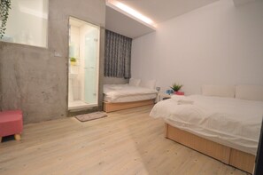 Individually decorated, desk, rollaway beds, free WiFi - FC Yanni (Taichung)