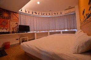 Individually decorated, desk, rollaway beds, free WiFi - FC Yanni (Taichung)