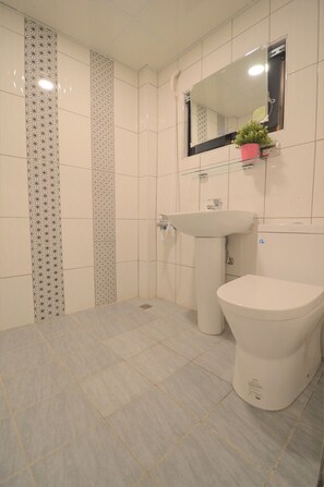 Comfort Quadruple Room | Individually decorated, desk, rollaway beds, free WiFi - FC Yanni (Taichung)