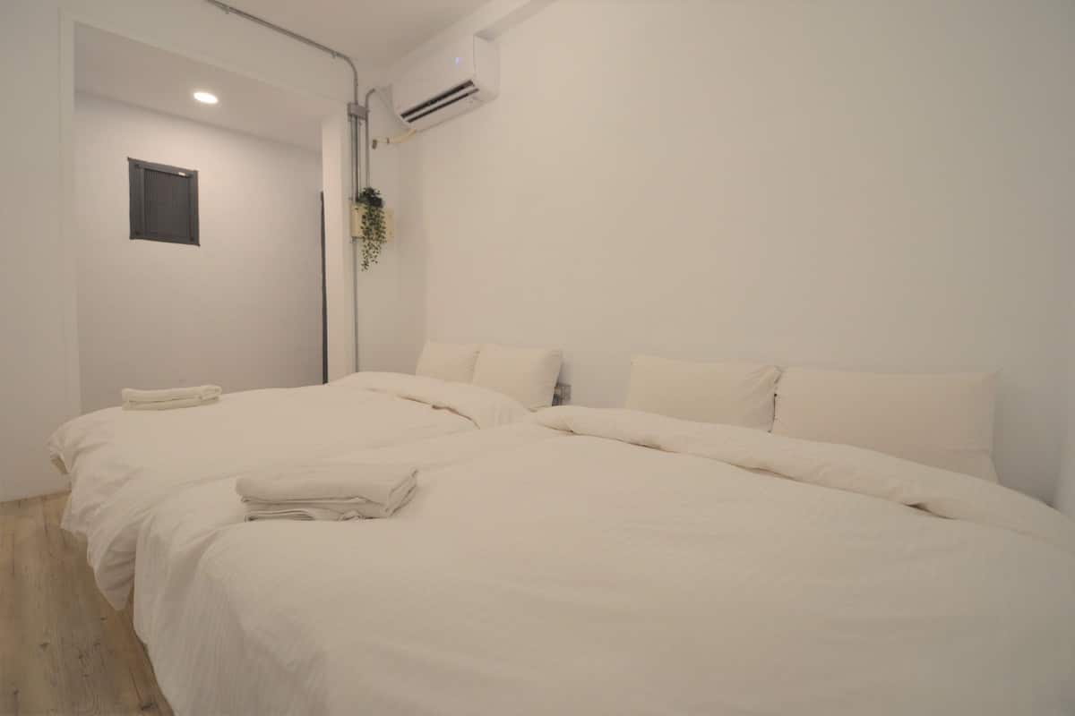 Comfort Dört Kişilik Oda | Ayrı ayrı dekore edilmiş, masa, portatif/ilave yatak