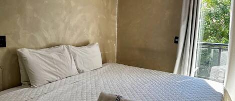 Premium fyrbäddsrum | Mörkläggningsgardiner, strykjärn/strykbräda och sängkläder