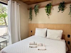 Suíte superior, 1 cama Queen | Cortinas blackout, ferros/tábuas de passar roupa, roupa de cama