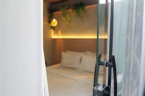 Suite Standar, 1 Tempat Tidur Queen | Tirai kedap cahaya, setrika/meja setrika, dan seprai linen