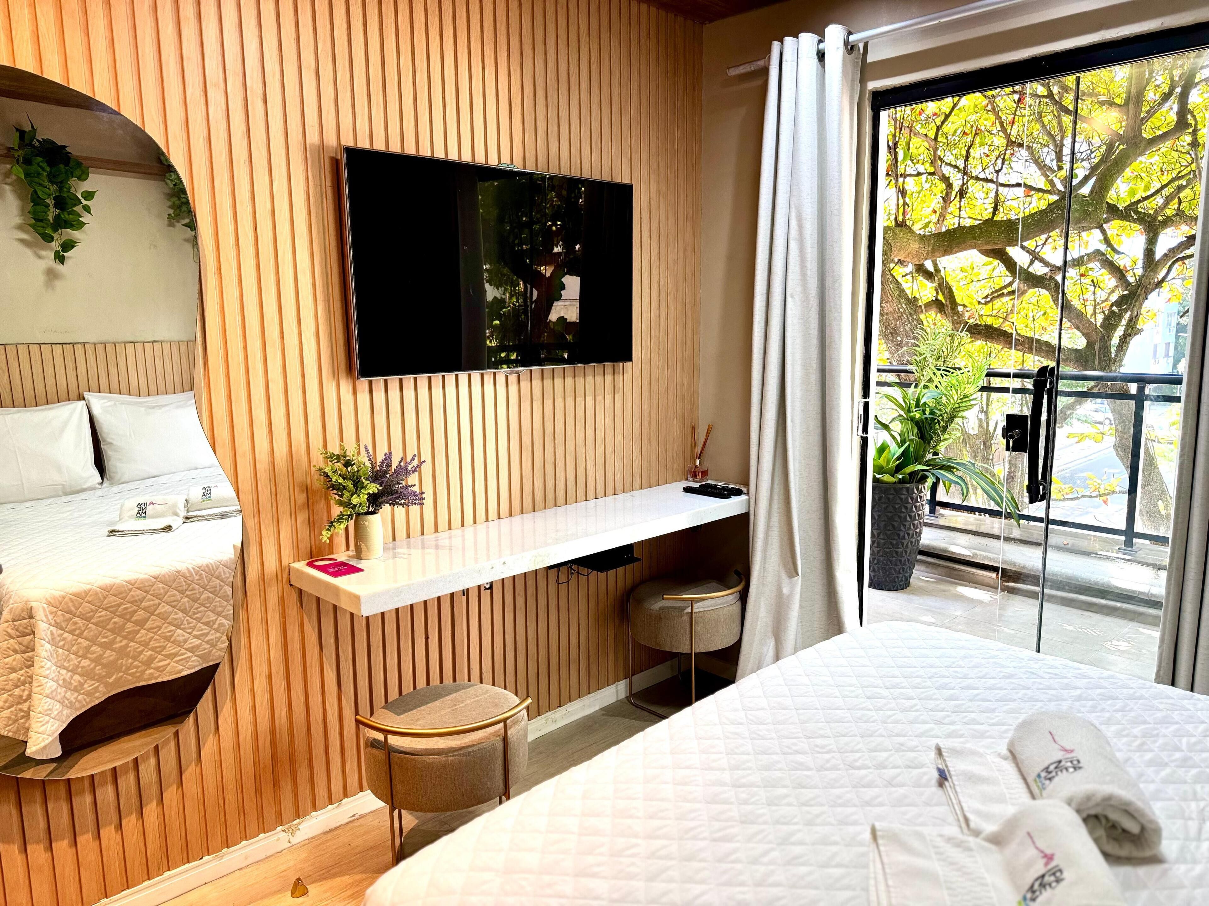 Suite – superior, 1 queensize-seng | Blendingsgardiner, strykejern/-brett og sengetøy