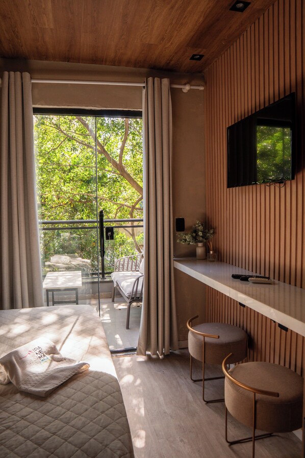 Standard Suite, 1 Queen Bed