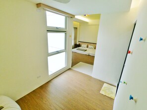 Familien-Vierbettzimmer, 2 Queen-Betten | Individuell dekoriert, Verdunkelungsvorhänge, schallisolierte Zimmer