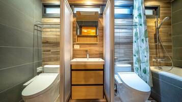 Bathtub, free toiletries, hair dryer, slippers