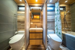 Tina, amenidades de baño gratuitas, secadora de cabello, pantuflas