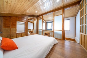 1 quarto, individualmente decorados, escrivaninha