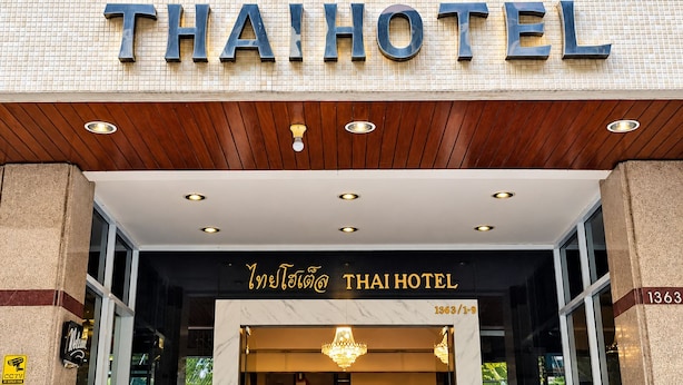 Das Hotel Thai mit einer gefliesten Fassade und einer Holzbalkendecke.