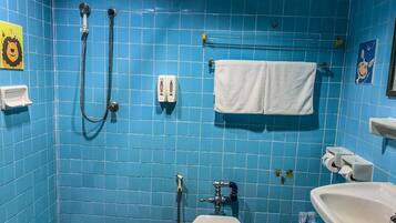 Standard Room, Fan | Banheiro | Chuveiro, chuveiro com efeito de chuva, produtos de toalete grátis